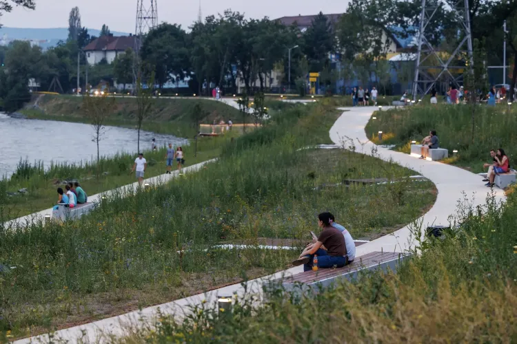 Parcul Armătura din Cluj, transformat în curte de bloc: Muzică la boxă, câini fără lesă și coji de semințe peste tot! Clujenii cer patrule urgente