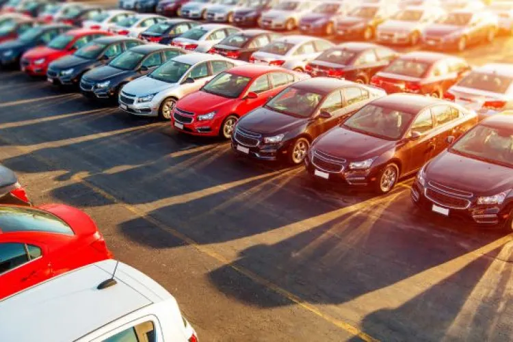 Mașini distruse în accidente, reparate ieftin și vândute ca rulate normale: Secretul din spatele pieței auto din România 