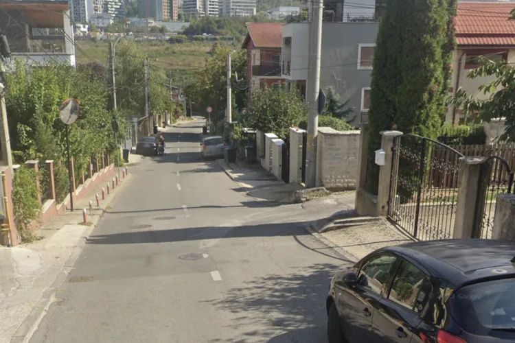 O stradă din Cluj a devenit coșmarul șoferilor! Vizibilitatea redusă face victime zilnic printre șoferi: Ce soluție simplă propun clujenii