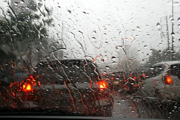 Vreme schimbătoare în România: Joi și vineri aduc ploi și furtuni, iar la munte revine iarna pentru scurt timp. Cum va fi vremea în Cluj