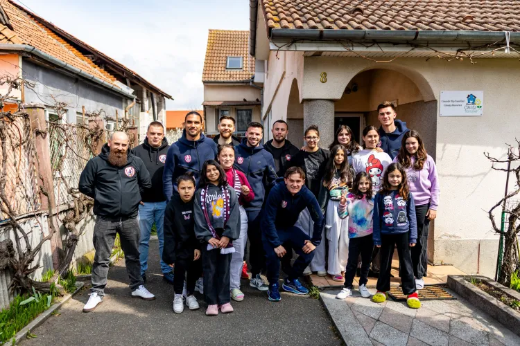 Solidaritate marca CFR Cluj: Peluza Vișinie și jucătorii au adus bucurie celor în nevoi: „Sărbătorile nu sunt doar despre tradiții, ci despre faptele bune”