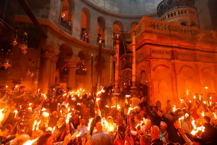 MIT vs REALITATE: Lumina de la Ierusalim se aprinde singură sau e aprinsă de preoți? „Am văzut o rază de lumină alb-albăstruie”