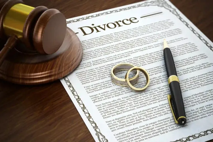 Românii vor putea să-și păstreze numele dobândit prin căsătorie fără acordul fostului soț: O lege care reduce birocrația și stresul după divorț