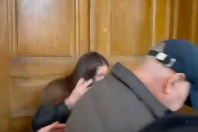 VIDEO Șeful ARR a bruscat o jurnalistă din Cluj chiar la Curtea de Apel. Judecătorii au respins eliberarea celui care ținea mita în cutii de pantofi