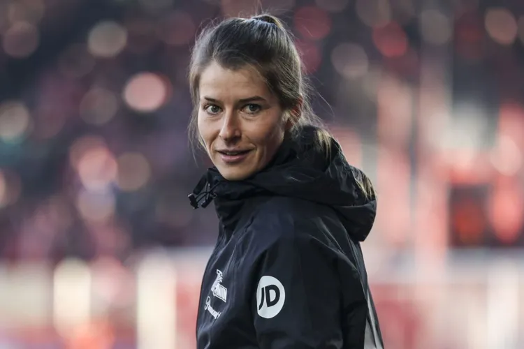 Moment istoric în fotbalul european: Marie-Louise Eta devine prima femeie antrenor principal la o echipă masculină din top 5 ligi ale Europei