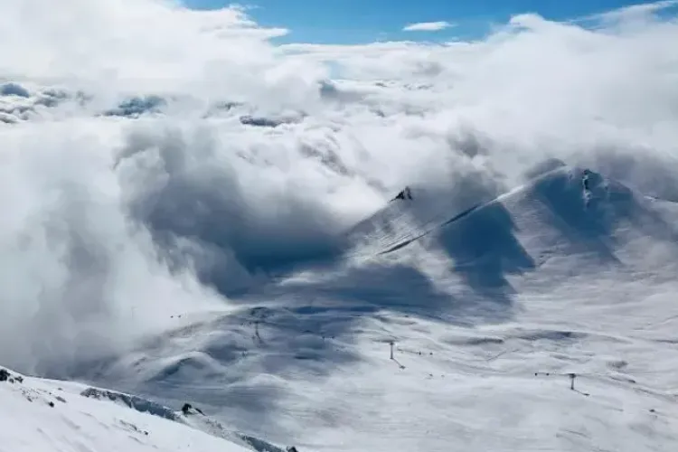 Intervenție dramatică la munte! Un turist a rămas blocat din cauza mai multor avalanșe. Salvamontiștii au intervenit de urgență 