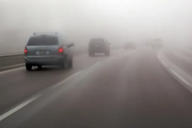Atenție, șoferi! Meteorologii au anunțat COD GALBEN de ceață în Cluj. Vizibilitate aproape zero în mai multe localități 