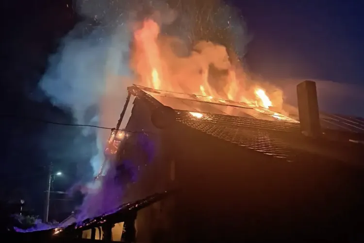 Incendiu violent în miez de noapte în Cluj! Acoperișul unui imobil a fost mistuit de flăcări, pompierii au intervenit de urgență
