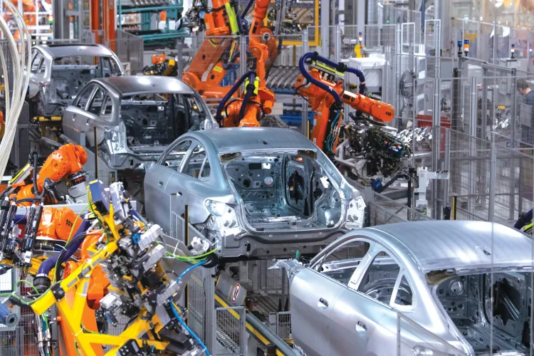 Industria auto din România, lovită la început de primăvară: Producția a scăzut cu mii de mașini față de anul trecut. Cifrele complete Dacia și Ford