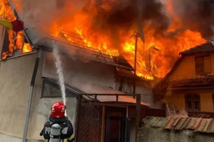Incendiu violent la primărie! Acoperișul clădirii a ars. Pompierii s-au luptat cu flăcările ore în șir 