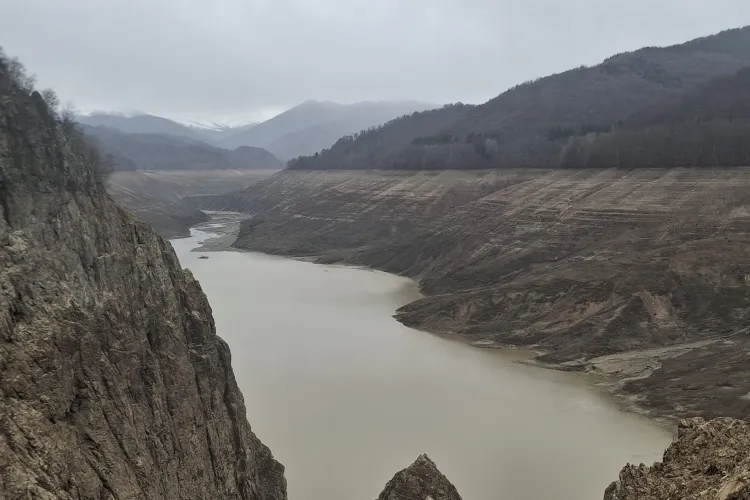 Imagini spectaculoase cu Lacul Vidraru! A început reumplerea după lucrări majore: „Estimăm finalizarea reumplerii în luna octombrie” FOTO 