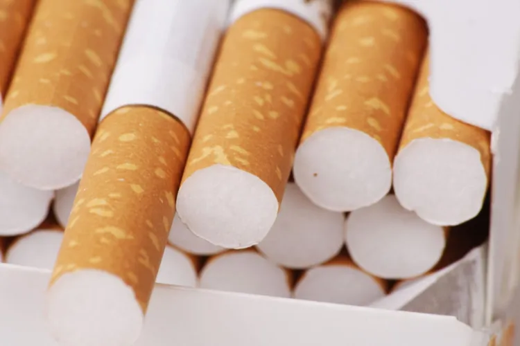 Lovitură după lovitură pentru fumători: Țigările s-au scumpit din nou de la 1 aprilie, iar 2026 devine anul creșterilor în lanț