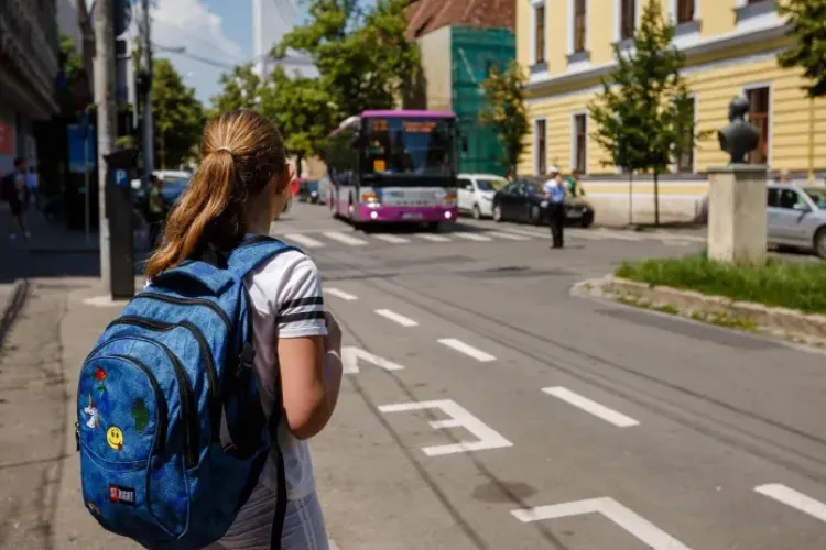 Acces periculos spre o școală din Cluj-Napoca! O clujeancă cere măsuri urgente și explicații: „Ridică semne de întrebare”