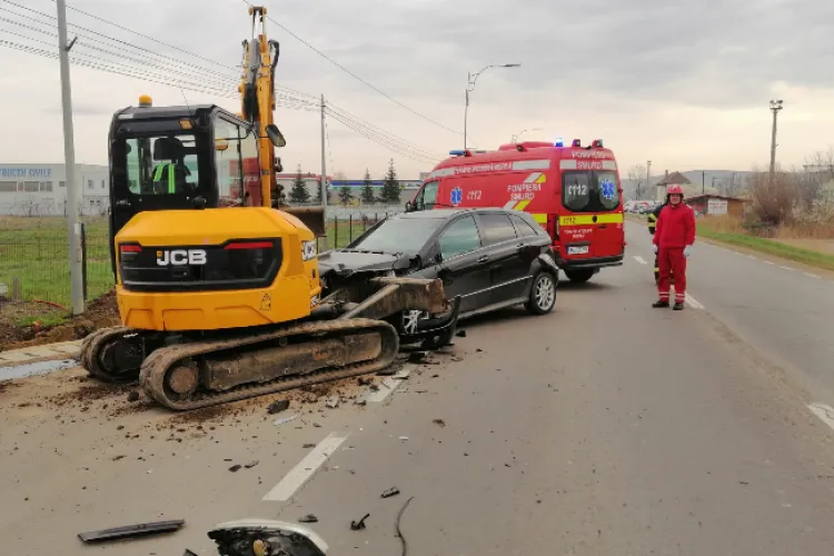 Intervenție de urgență lângă Cluj-Napoca! În accident au fost implicate un autoturism și un buldoexcavator. O femeie a rămas încarcerată