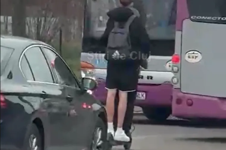 VIDEO. Doi tineri își riscă viața pe o trotinetă electrică în Cluj, pe Tăietura Turcului, la oră de trafic maxim: „Oricând se putea produce o tragedie”