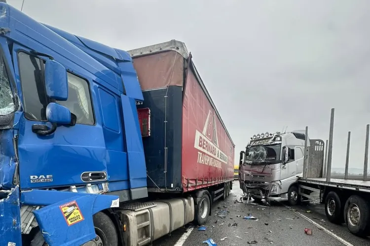 Accident cu două TIR-uri la intrare în Cluj, în Sânnicoara: Un șofer de 60 de ani a ajuns pe mâinile SMURD după ce ambele autotrenuri s-au făcut praf