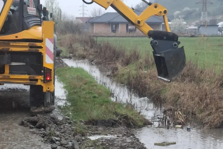 O comună din Cluj scapă de riscul inundațiilor! Primăria a început lucrările de decolmatare a văilor din comună: „Totul pentru protejarea comunității
