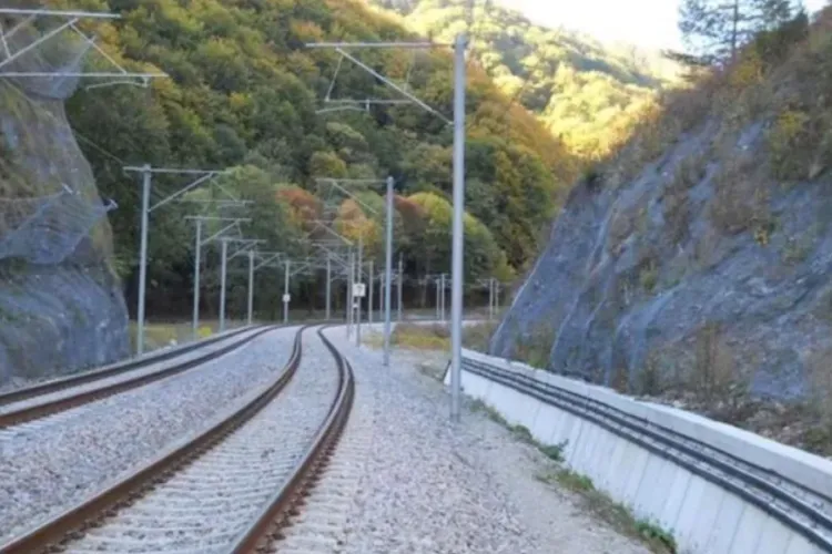 Progres de 14 kilometri pe traseul Cluj - Oradea. Trenurile revin pe un tronson. Un nou pas în modernizarea strategică a liniei de cale ferată