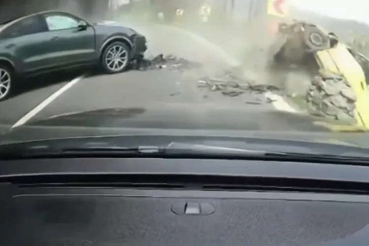VIDEO. Imagini cutremurătoare cu accidentul în care o tânără de 23 de ani, însărcinată, a murit nevinovată/Mașina, aruncată de pe șosea de un Porsche Macan