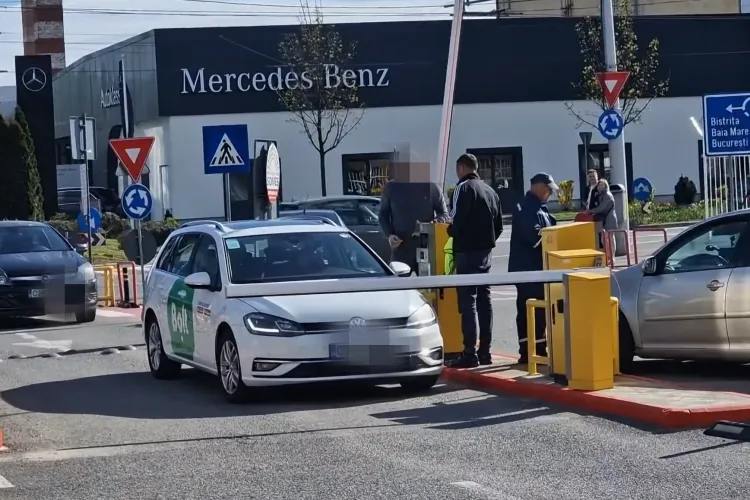 VIDEO. Scandal monstru la barieră pe Aeroportul Cluj! Un șofer a „turbat” și a sărit la geamul unei mașini Bolt: „Mama a murit de-un an!”