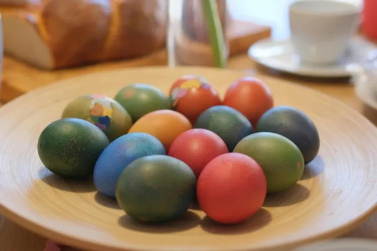 Paștele de anul acesta, cel mai auster din ultimii ani: 8 din 10 români taie din cheltuieli și rămân acasă. Ce s-a schimbat față de anii trecuți