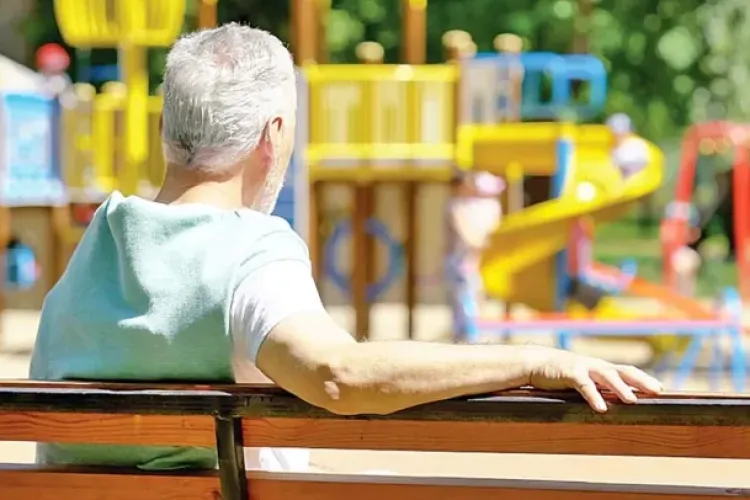 Individ surprins în ipostaze obscene lângă un parc din Cluj-Napoca! Clujenii cer intervenția autorităților: „L-am văzut de multiple ori”