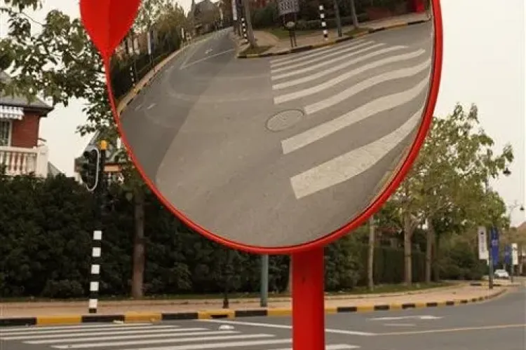 Intersecție „oarbă” chiar lângă o școală din Cluj: Clujenii cer o oglindă rutieră înainte să se producă o altă nenorocire