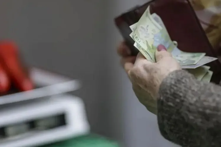 Guvernul acordă sprijin financiar pensionarilor și familiilor vulnerabile: Ajutoare în două tranșe și bani pentru copii și persoane cu handicap