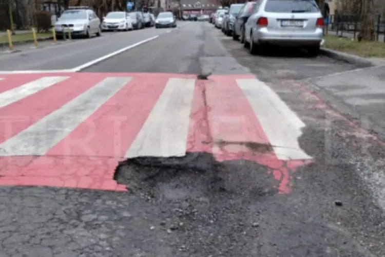 Clujenii, exasperați de gropi și asfalt „petecit” pe mai multe străzi din Cluj-Napoca: „Vă întrebăm: în 2026 vor fi refăcute?”