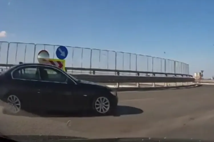 VIDEO. Spirite încinse și dezbateri aprinse din cauza unui incident în sensul giratoriu: „I-a tăiat calea. Cine are dreptate?” Un polițist face „lumină”!