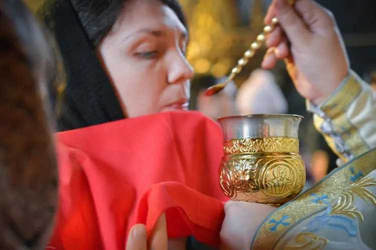 Te îmbolnăvești dacă te împărtășești cu aceeași linguriță de Paște? De la plângeri penale la învățăturile sfinților părinți: „Niciodată!”