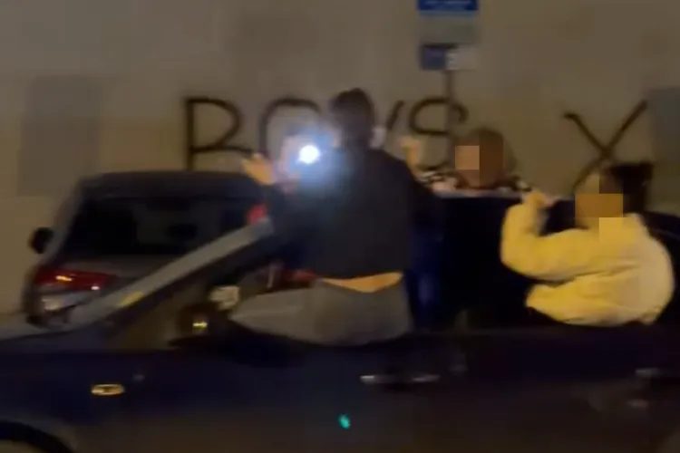 VIDEO. Distracție periculoasă într-o parcare în Cluj! Cu mașina în mers, 4 adolescente ieșite cu totul pe geamurile autoturismului dansează și se filmează