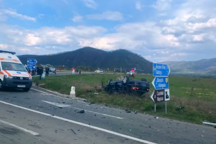 FOTO. Tragedie pe șosea în Vinerea Mare! Un bărbat a murit și patru persoane au ajuns de urgență la spital. A intervenit și elicopterul SMURD 
