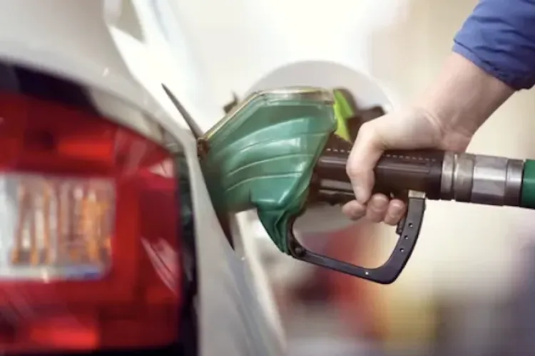 După scumpiri record, carburanții se ieftinesc în România. Cât costă acum benzina și motorina