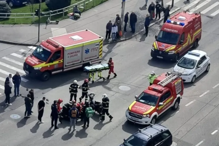 Accident grav în Cluj-Napoca! Un motociclist a ajuns la spital în urma unui impact cu o mașină: Autoritățile au intervenit de urgență