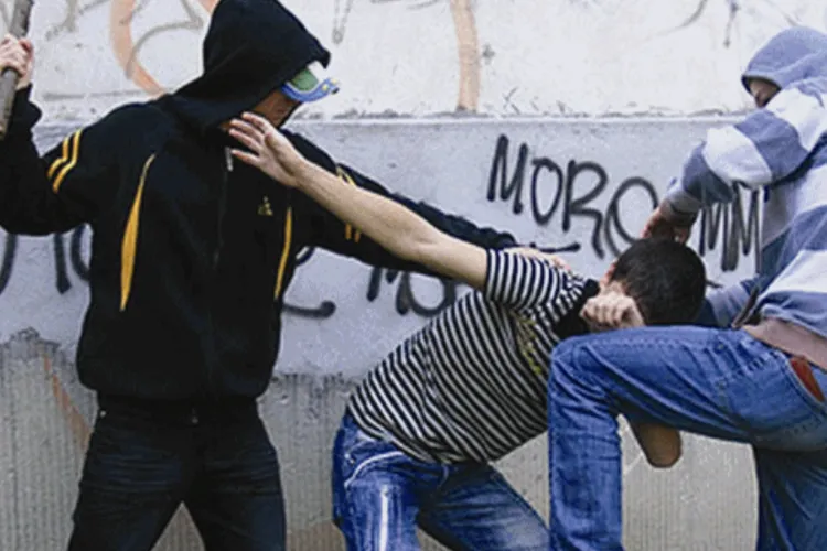 Tâlhărie brutală în centrul Clujului: Un tânăr de 20 de ani, bătut crunt și jefuit de doi indivizi. Agresorii, după gratii 30 de zile