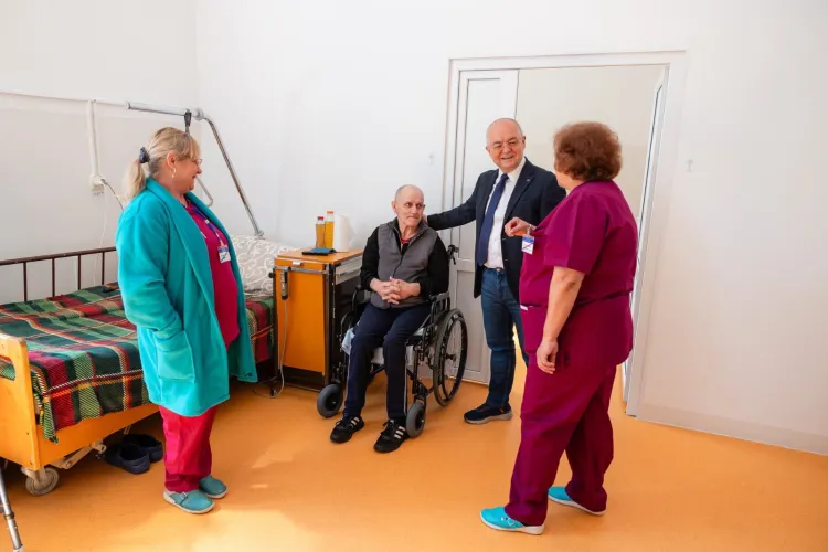 Emil Boc, copleșit după vizita la seniorii Clujului: „Zâmbete sincere, povești de viață și o energie care îți rămâne în suflet