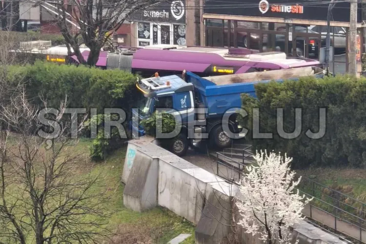 VIDEO. Accident grav în Cluj! O basculantă a zburat pe trotuar după ce a evitat în ultima secundă un pieton. „Putea fi încă un dezastru