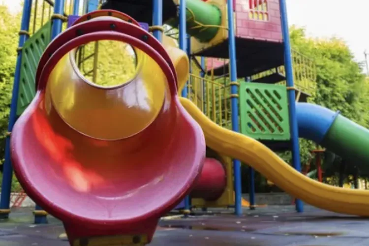 Scandal în Cluj-Napoca! Locul de joacă al copiilor dintr-un parc, transformat în dormitor de oamenii străzii 