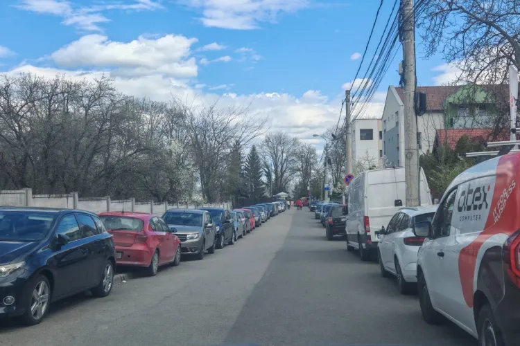 Apel disperat al locuitorilor de pe o stradă din Cluj-Napoca: „Nu mai blocați trotuarele! Suntem nevoiți să circulăm cu copiii printre mașini!”