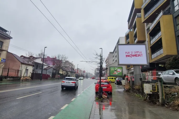 Mesajele „Pur și simplu mulțumesc” au apărut și în Cluj-Napoca și atrag atenția online. Ce se ascunde în spatele acestor mesaje?