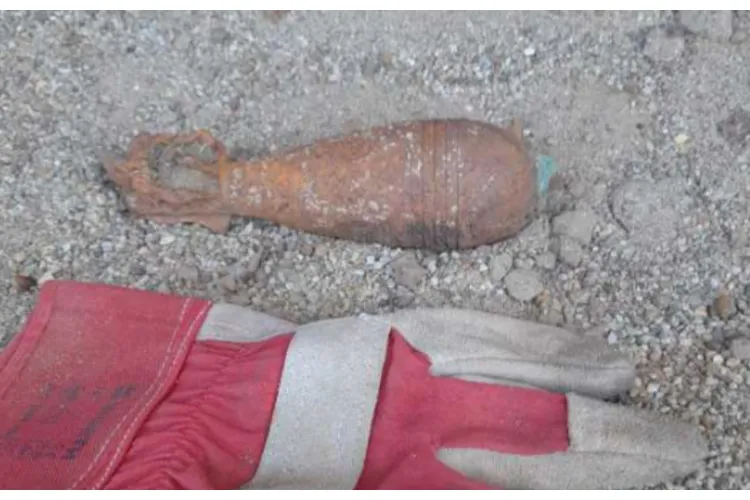 Descoperire periculoasă! O bombă din Al Doilea Război Mondial a fost găsită pe un câmp. Pirotehniștii au intervenit de urgență 