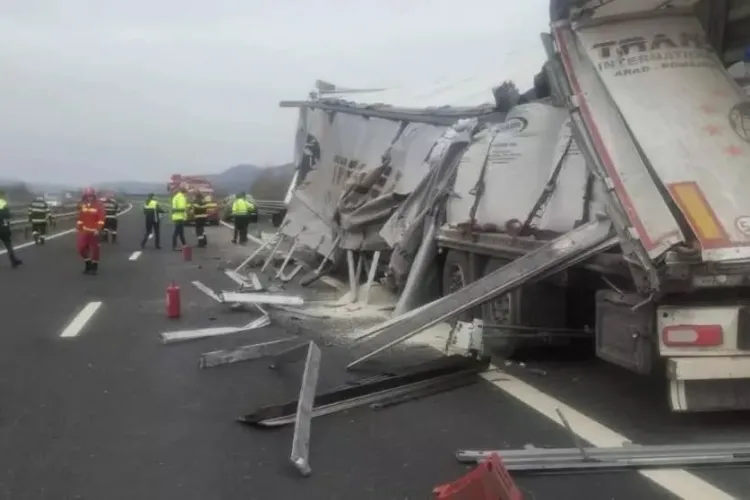 Accident cu două TIR-uri în Cluj: Un șofer de 60 de ani a ajuns pe mâinile SMURD după ce ambele autotrenuri s-au făcut praf
