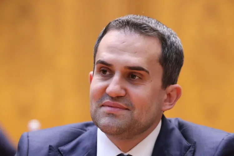 Ministrul Transporturilor a dat lovitura: contracte uriașe cu SRI, STS și SPP pentru mașini electrice și stații de încărcare plătite din fonduri europene