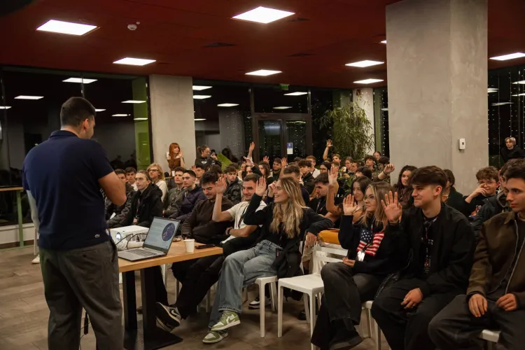 Liceenii din Cluj pot evita admiterea la facultate printr-un hackathon! PoliHack 2026 aduce o oportunitate pe care nu o găsești în altă parte