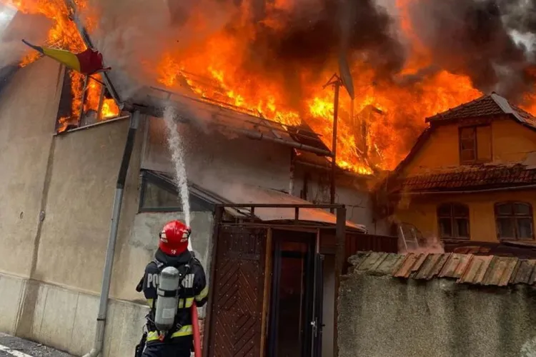 Incendiu scăpat de sub control în Cluj! Focul pornit la garaj a ajuns la casă: Pompierii clujeni intervin în forță chiar acum