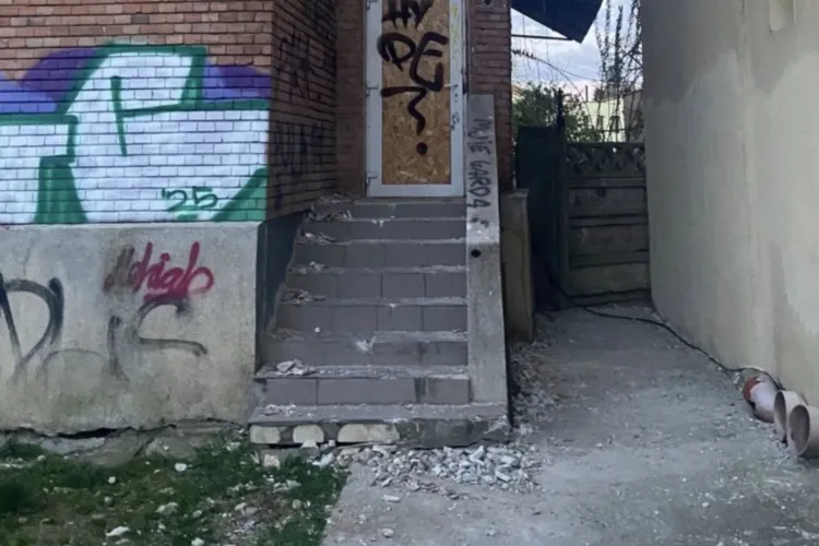 Pericol ascuns pe o stradă din Cluj: O clădire (semi-)abandonată a ajuns să pună în pericol trecătorii. „Putea fi o tragedie! Aveți grijă!” - FOTO