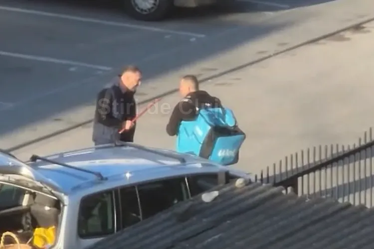 VIDEO. Poliția Cluj s-a sesizat din  oficiu după ce Știri de Cluj a publicat imaginile cu un curier bătut cu o rangă de un șofer. Era să îl calce cu mașina