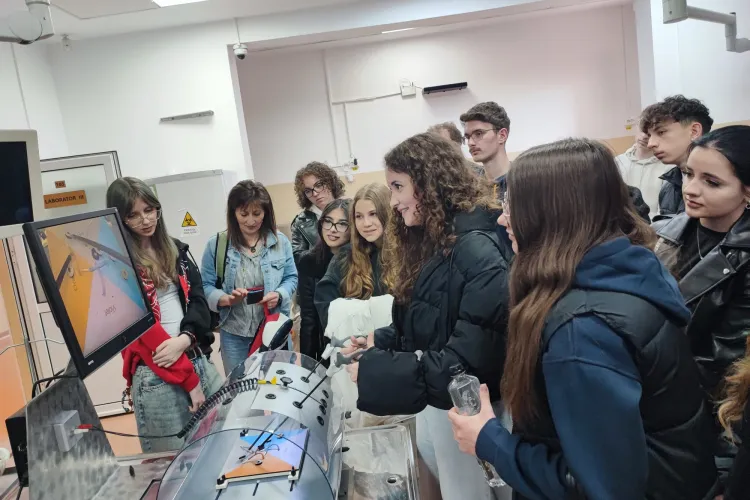 Sute de liceeni din toată țara au invadat UMF Cluj: Ce au văzut în culisele celei mai dorite facultăți de medicină din România