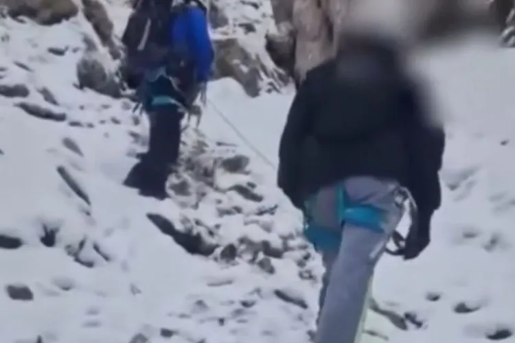 Intervenție dramatică pe munte: Doi turiști salvați de jandarmii montani după ce au rămas blocați pe zăpadă înghețată. Misiune în condiții extreme